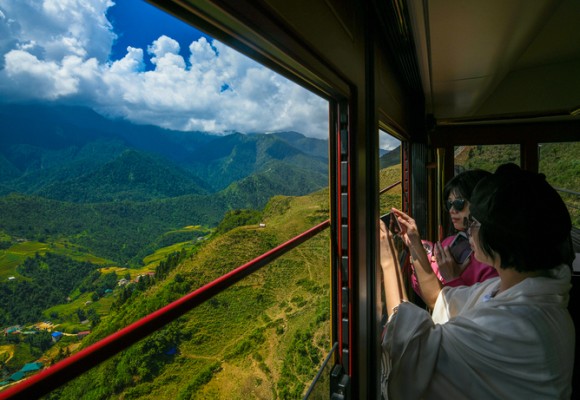 Видами на террасные поля Вьетнама можно насладиться из окна колониального поезда